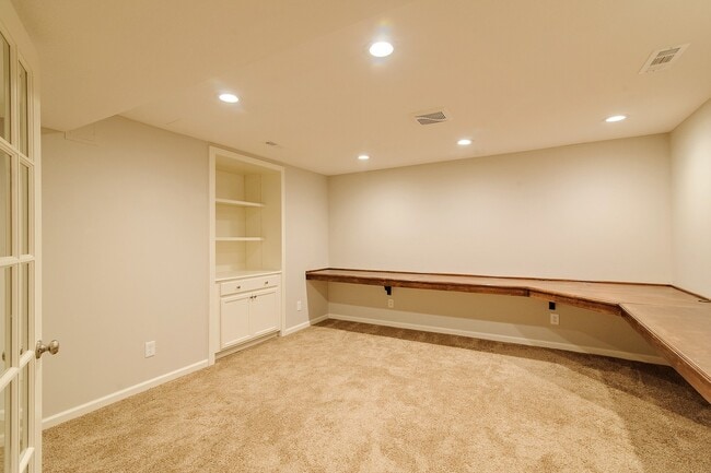 Building Photo - Gorgeous 4 Bedroom home in Blue Valley Schools