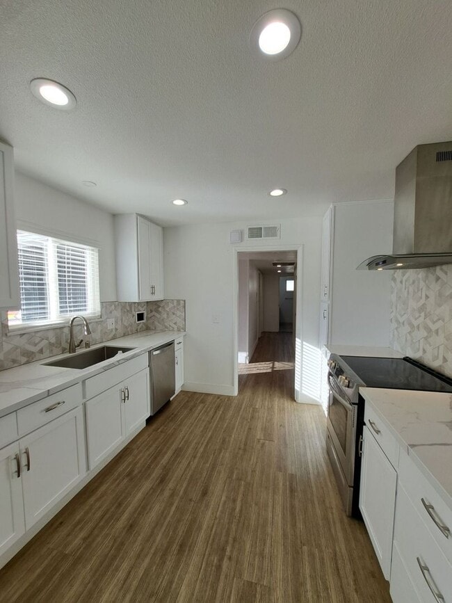 Building Photo - Beautiful 6-Bedroom Home with Pool & Outdo...