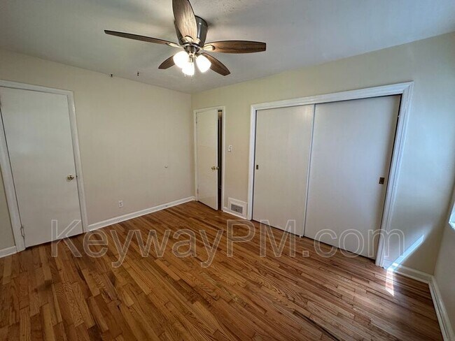 Building Photo - 2423 Brentwood Pl