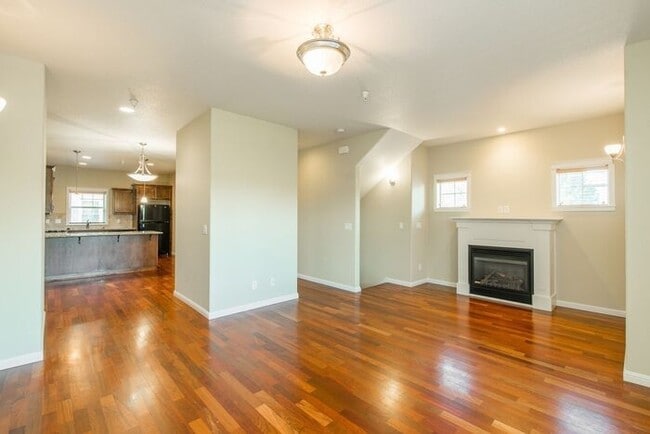 Building Photo - Now Waitlisting For February Move-in! Springwater Corridor 3-Bedroom Townhome For Rent.