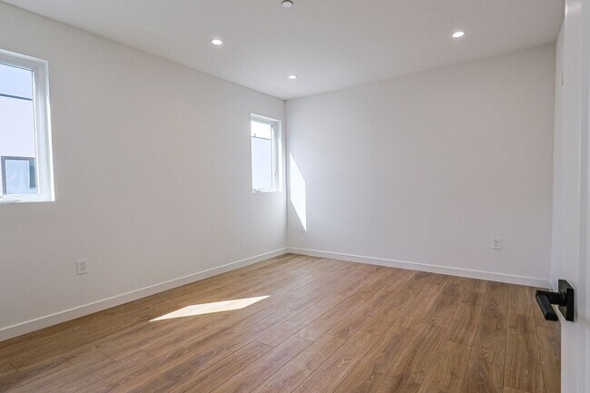 Building Photo - 4 Bed | 4.5 Bath | 2024 Construction | Tow...