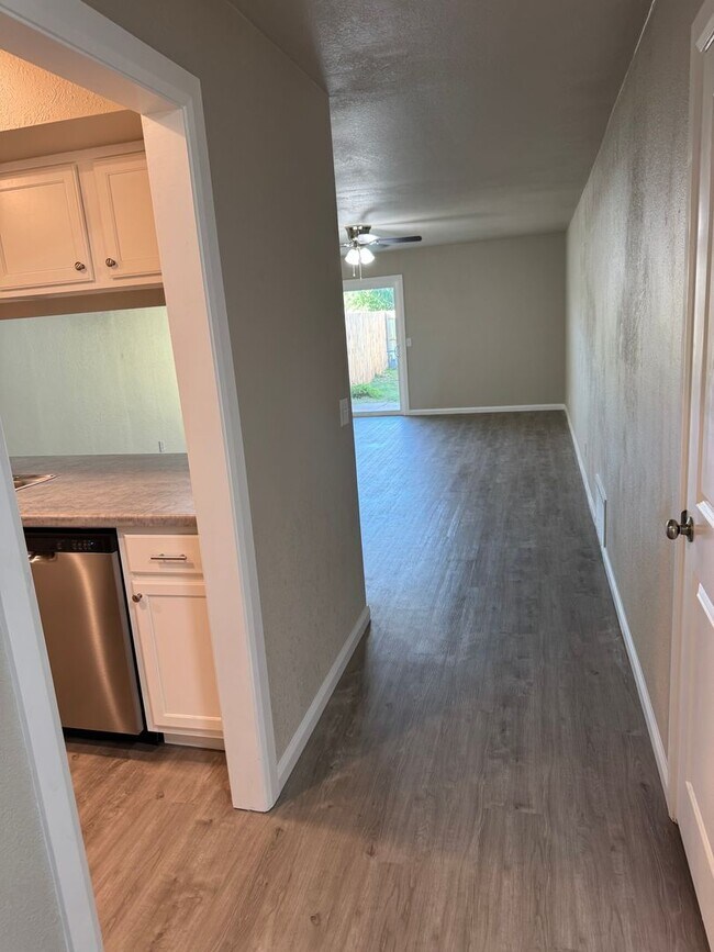 Building Photo - Fully Renovated 3 Bedroom Duplex in the he...