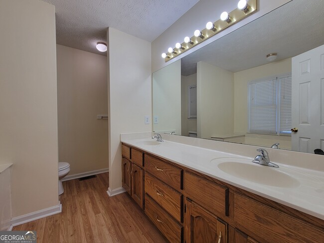Building Photo - 841 Lodgeview Dr