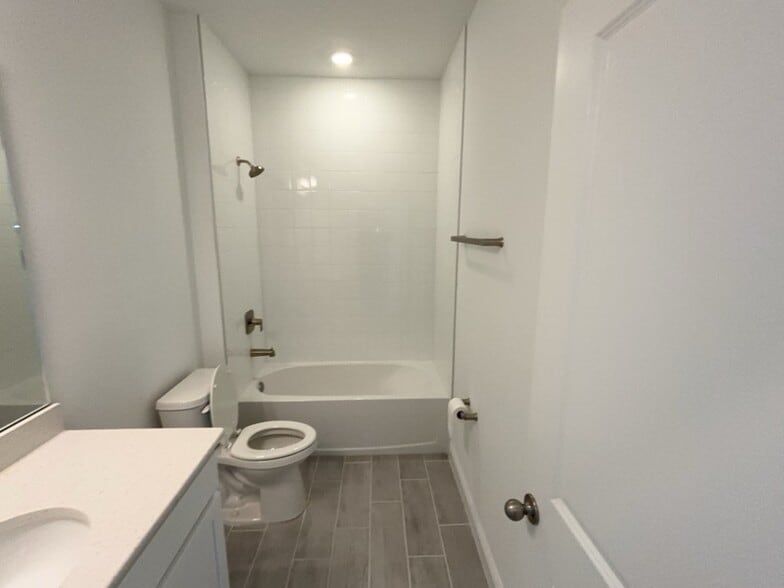 Building Photo - 2028 Sunshine Peak Dr