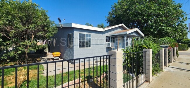Building Photo - 3 Bedroom, 1 Bathroom
