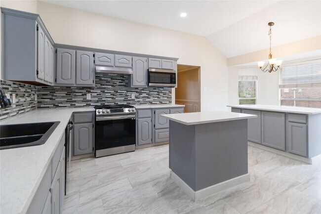 Building Photo - 2502 Chapel Hill Dr