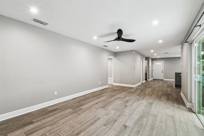 Building Photo - 6005 Lakeside Dr