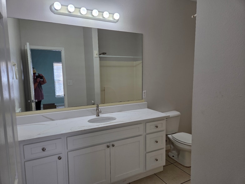 Master bathroom - 601 S Cedar St