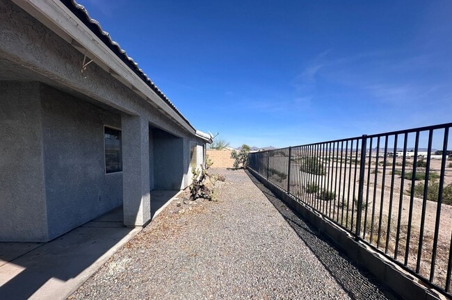 Building Photo - 2 BR 2Ba Home with YARD, Garage, close to Hwy 95 Fort Mohave