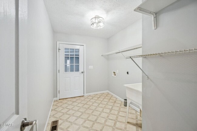 Building Photo - Spacious & Grand Living!!!