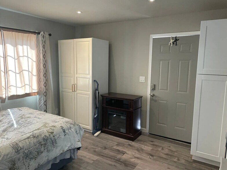 Building Photo - 3275 Parkhaven Dr