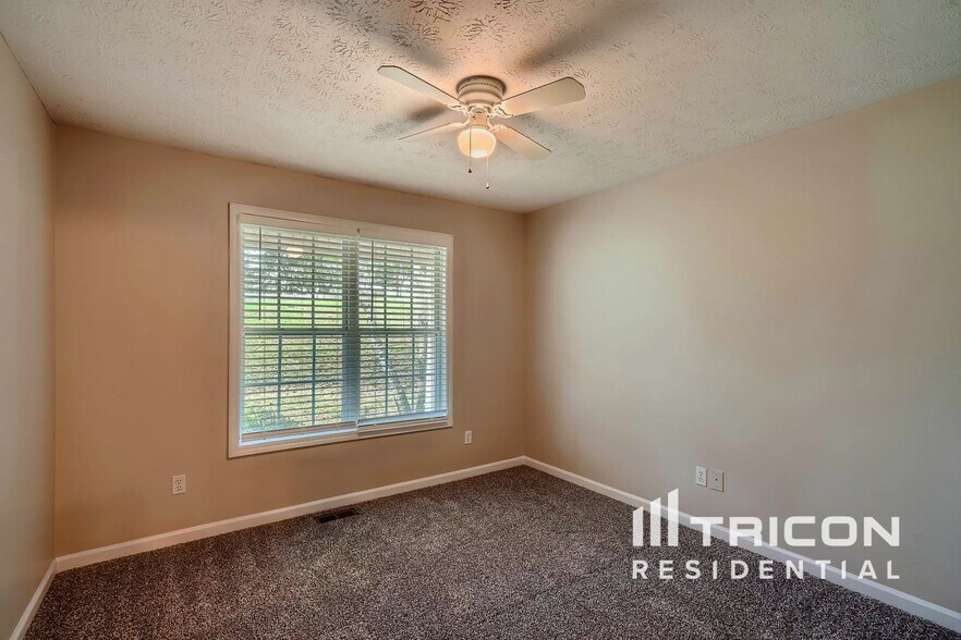 Building Photo - 930 Willow Hollow Dr