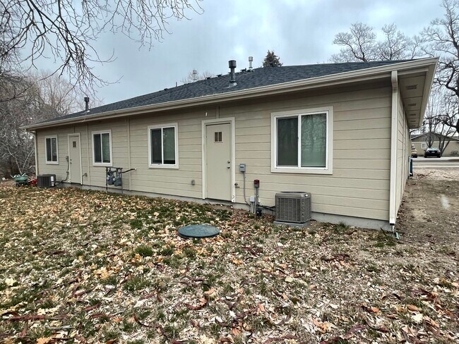 Building Photo - 214 S Dewey Ave