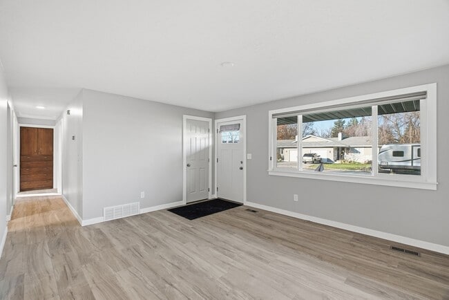 Building Photo - 14516 E Mallon Ave