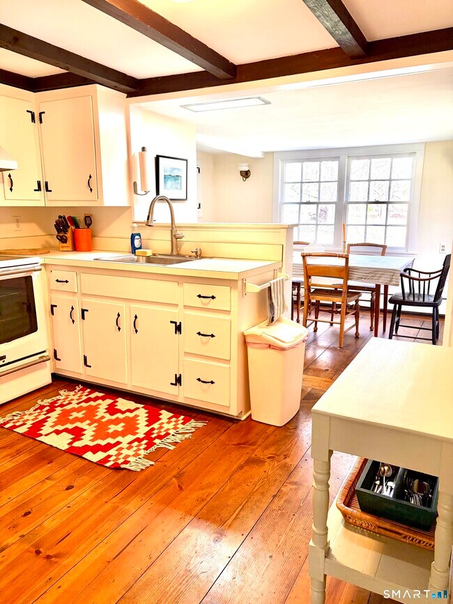 Building Photo - 310 Valley Rd