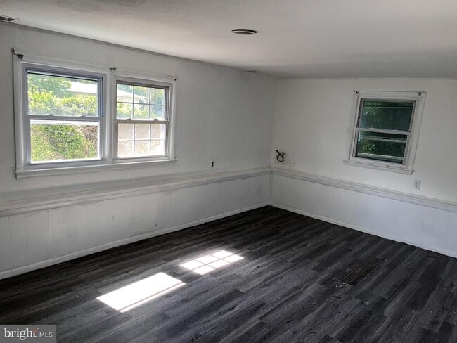 Building Photo - 1145 Lower Ferry Rd