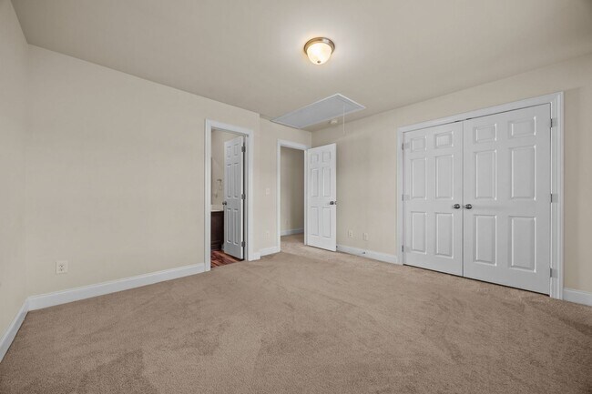 Building Photo - ONE MONTHS RENT FREE FOR THIS SPECIFIC 3 B...