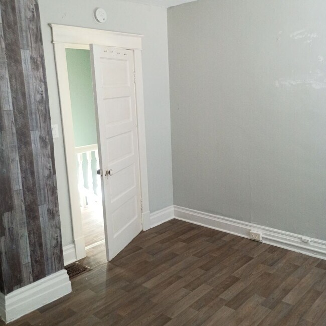 Building Photo - Cute Update 2 bedroom in convenient location!