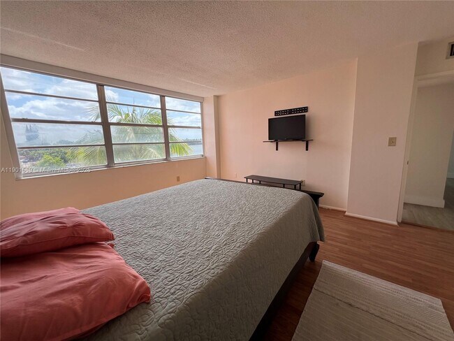 Building Photo - 1301 NE Miami Gardens Dr