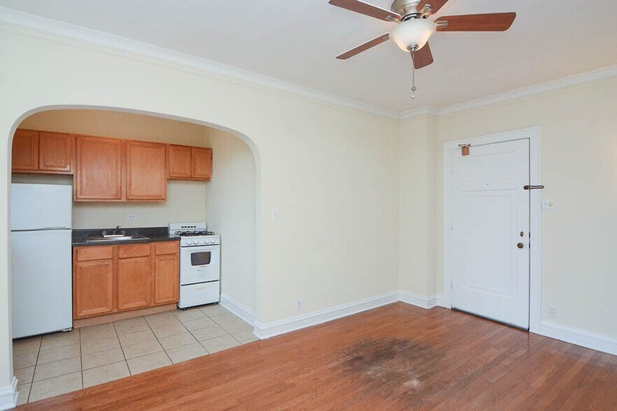 Building Photo - 4349 N Damen Ave