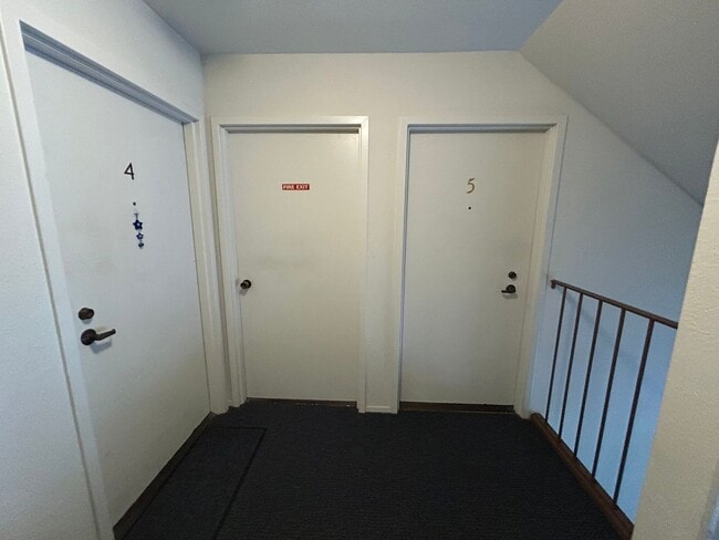 Building Photo - Large, 2 BR / 2 BA with Cathedral Ceilings, Washer and Dryer!