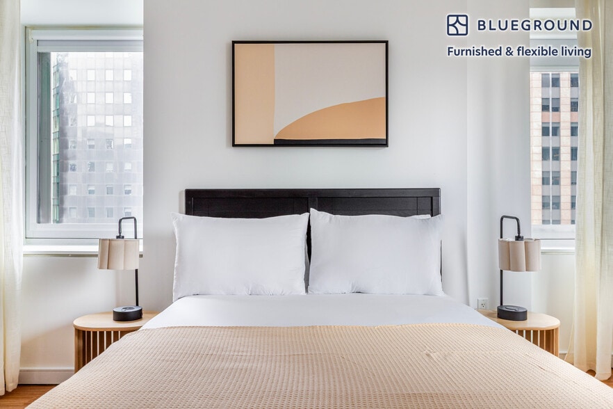 Building Photo - 70 W 45th St