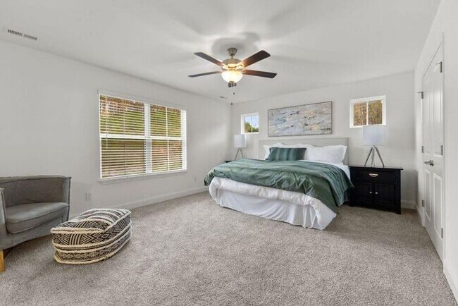 Building Photo - 3-bedroom Townhome