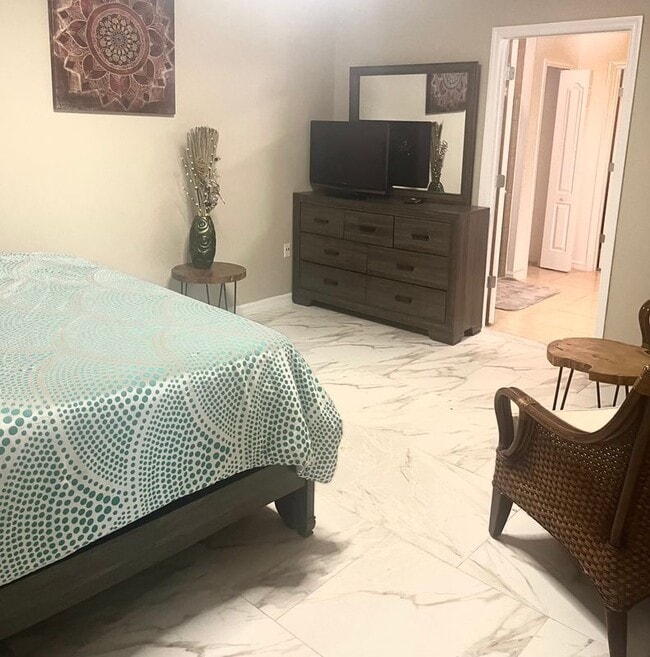 Building Photo - 701 SW McComb Ave