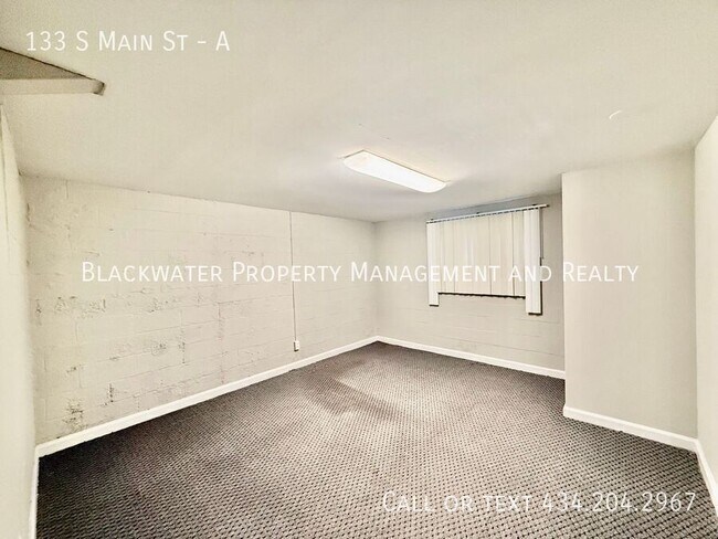 Building Photo - 133 S Main St