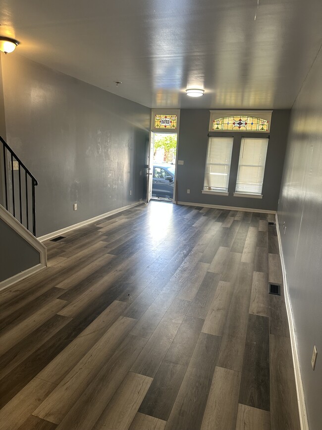 Building Photo - 425 N Milton Ave