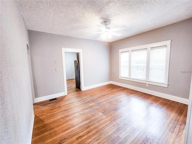 Building Photo - 825 Kenilworth Terrace