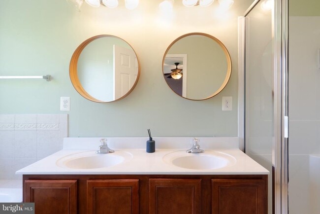 Building Photo - 104 Stingray Ct