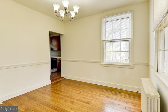 Building Photo - 4914 Crescent St