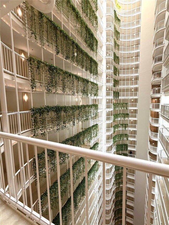 Building Photo - 1717 N Bayshore Dr