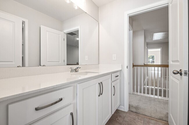 Building Photo - Gorgeous end-unit townhome near Brier Creek!