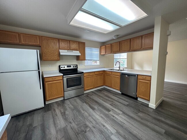 Building Photo - Updated 2 Bedroom w/ a Loft, 2 story