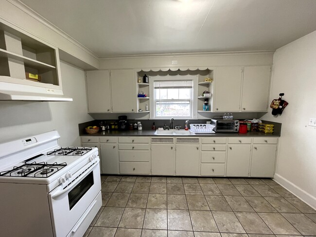 Kitchen - 3 E Cedar St