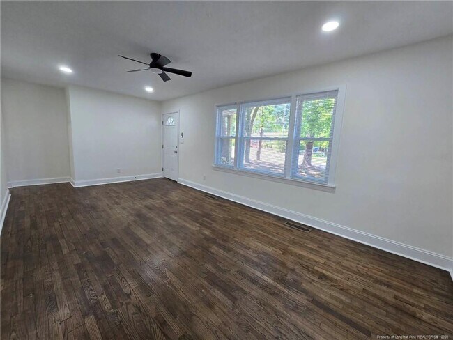 Building Photo - 4909 Walnut Dr