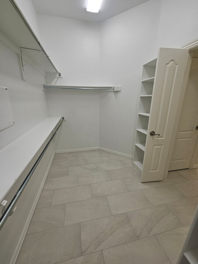 Building Photo - 1732 Auburn Dr