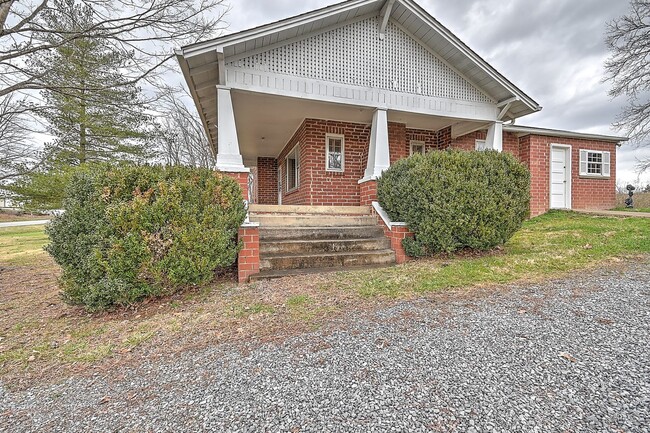 Building Photo - 6456 Blue Springs Pkwy