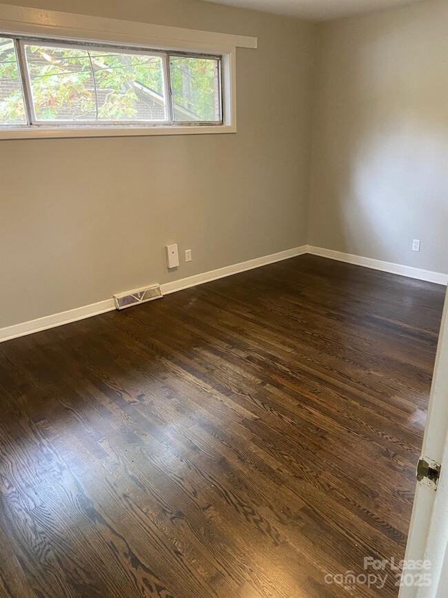 Building Photo - 622 Camrose Dr