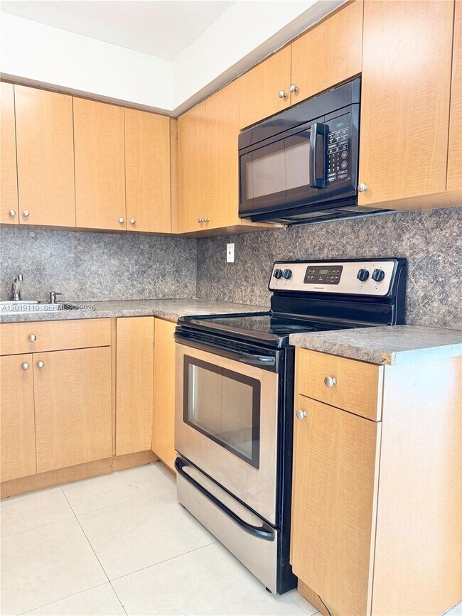 Building Photo - 671 W 80th St