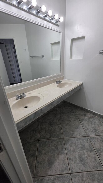 Building Photo - 2414 Lemon Tree Ln