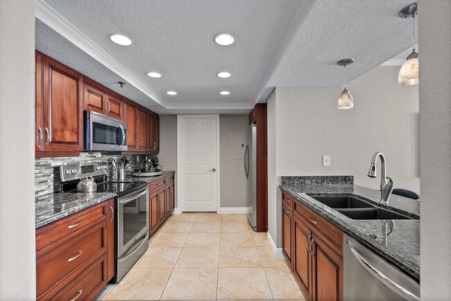 Building Photo - Spacious Waterfront 2/2 condo - Furn. or U...