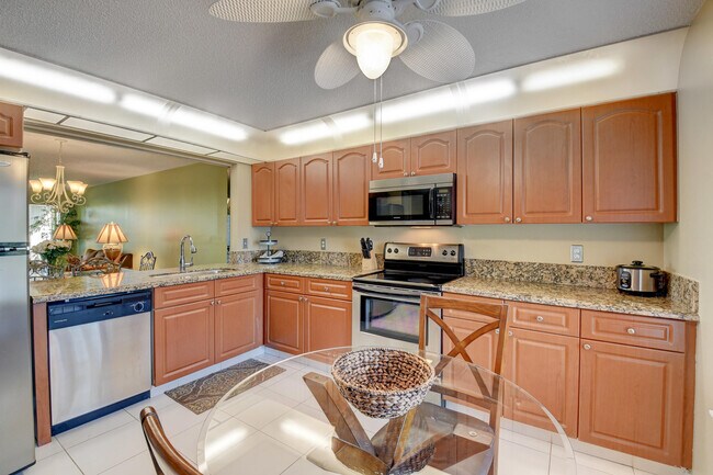 Building Photo - 5673 Fairway Park Dr