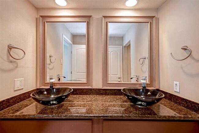 Building Photo - 1926 Augusta Dr