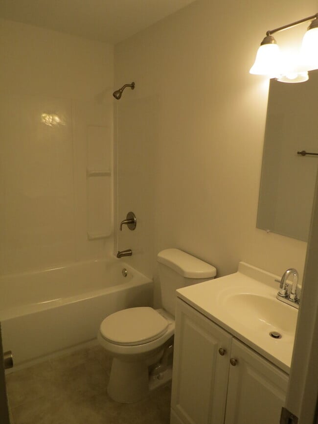 Building Photo - 1680 Hillcrest Ave