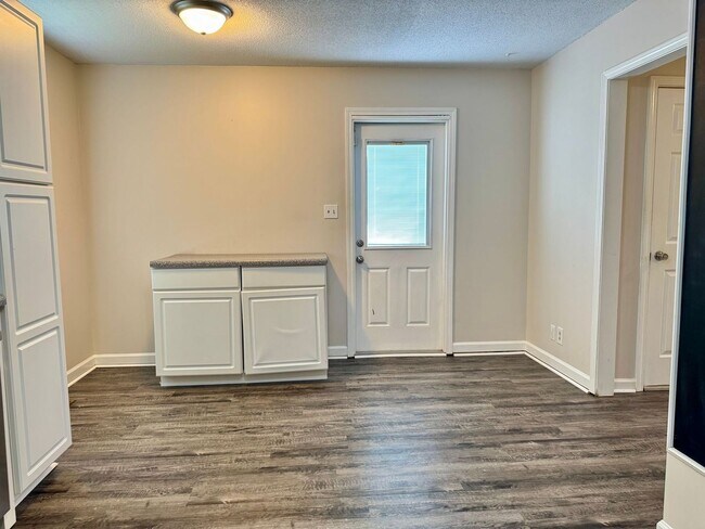 Building Photo - Great Location!!3 Bed/2.5 Bath near exit 1...