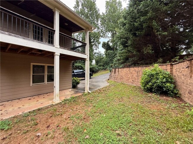Building Photo - 1505 Hillcrest Dr