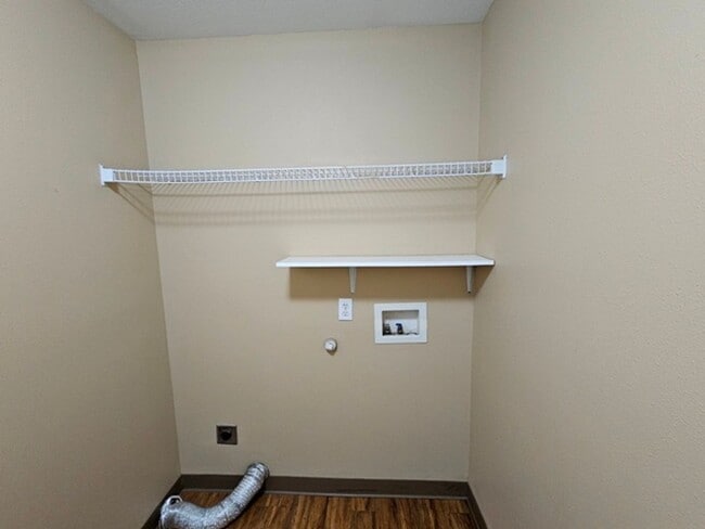 Building Photo - 3Bd/2Ba Single Story Home-Available to View!